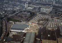 831997 Luchtfoto van het gebouwencomplex van de Jaarbeurs (Croeselaan) te Utrecht met links de Graadt van Roggenweg en ...